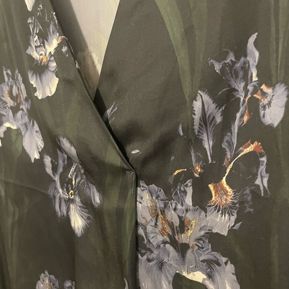 Floral v-neck long sleeve - Picture 2 of 3